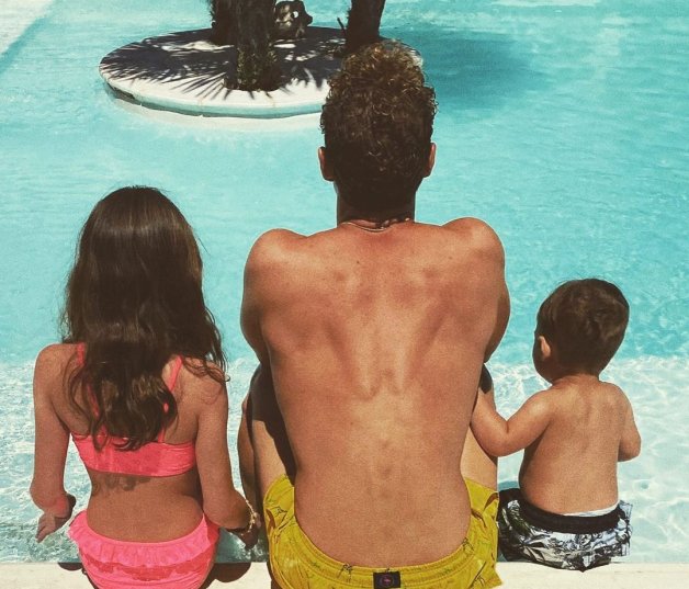 Bisbal, en la piscina de su casa con sus hijos.