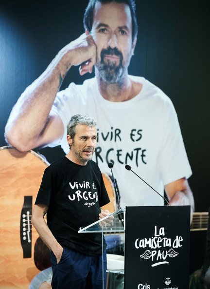 El hermano de Pau, Marc, en la presentación de las camisetas solidarias.