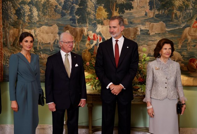Letizia con su bolso de mano junto a Felipe VI y los Reyes de Suecia.