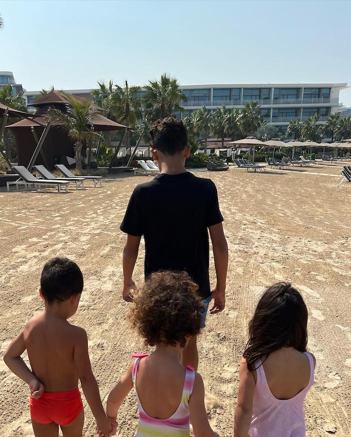 Los hijos de Cristiano y Georgina se divierten en la playa.