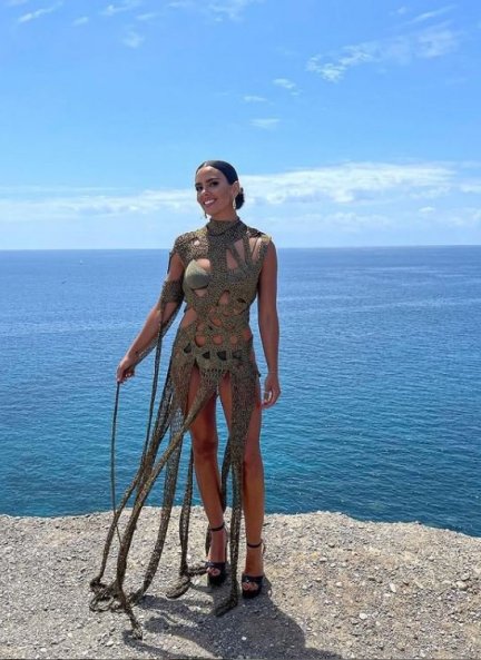 Cristina Pedroche posando en un acantilado canario.