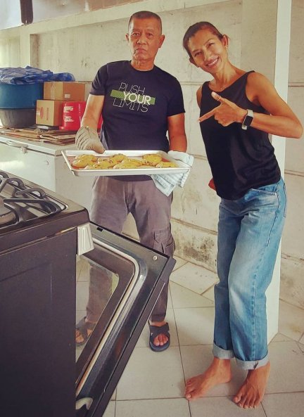 El padre de Yuyee prepara exquisitos dulces en Bangkok.