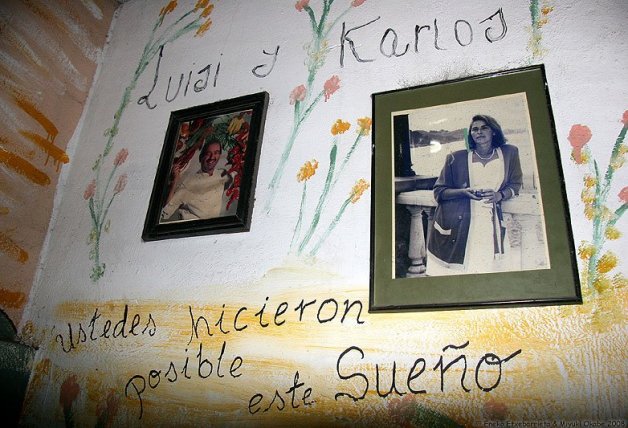 Una preciosa imagen de Karlos y su mujer, Luisi, en la guardería de Caracas.
