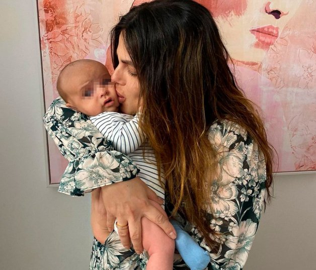 Marisa Jara adora a su bebé Tomás y se funde en besos con él.