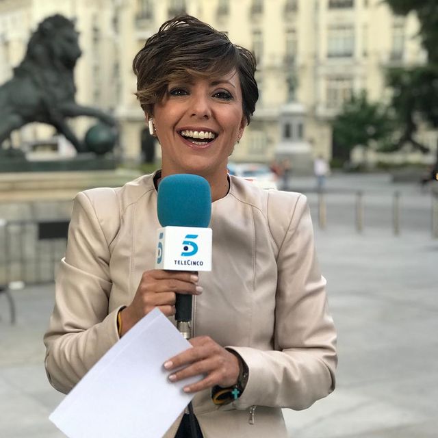 Sonsoles, retransmitiendo desde el Congreso para Telecinco.