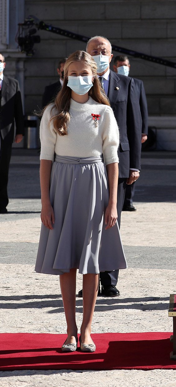 La joven triunfó con este estilismo cuyo jersey costaba 59 euros y que combinó con un tacón de 3 centímetros.