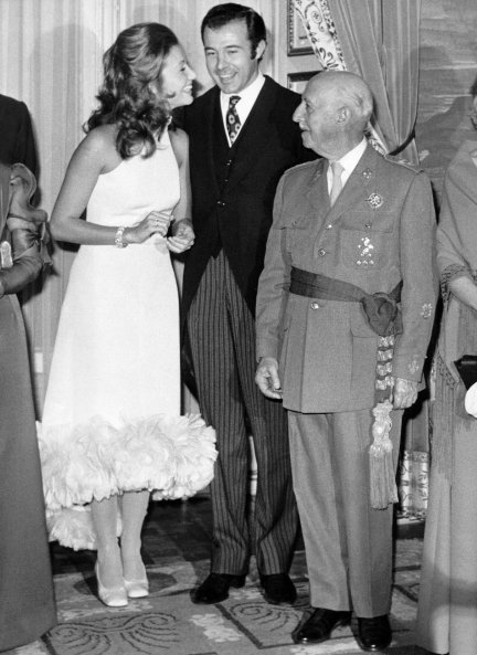 Con su primer marido, Alfonso de Borbón, y su abuelo, Francisco Franco.