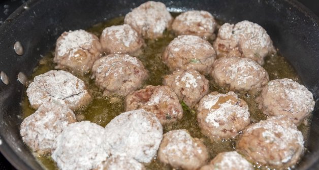 Cocinar a fuego lento será un acierto para cocinar el interior de la albóndiga.