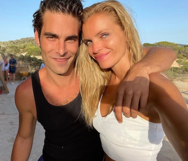 Esther con Jon Kortajarena en Ibiza este verano. Los dos modelos son grandes amigos.