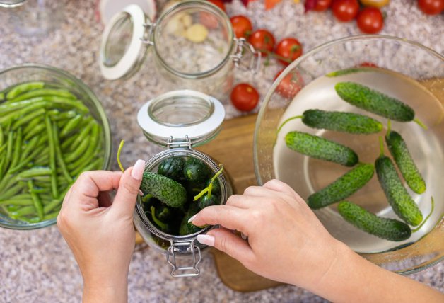 Una vez los ingredientes se hayan enfriado un poco, ponlos en el frasco y añade el líquido.