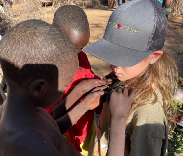 Su hija hizo muy buenas migas con los niños que conoció en África.