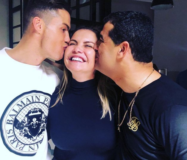 Cristiano Ronaldo junto a sus hermanos, Katia y Hugo.