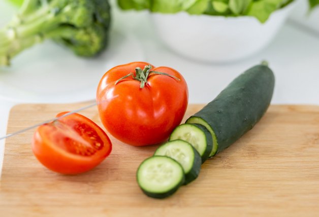 Los tomates y los pepinos son alimentos ricos en agua que benefician mucho la piel.