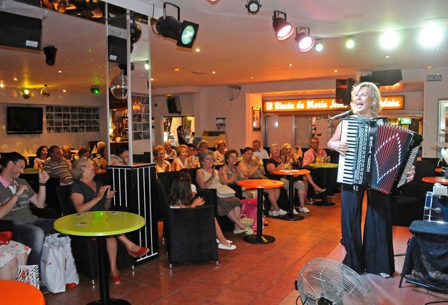 La intérprete tocando una de sus canciones al público del restaurante que tenía en Benidorm, El rincón de María Jesús y su acordeón.