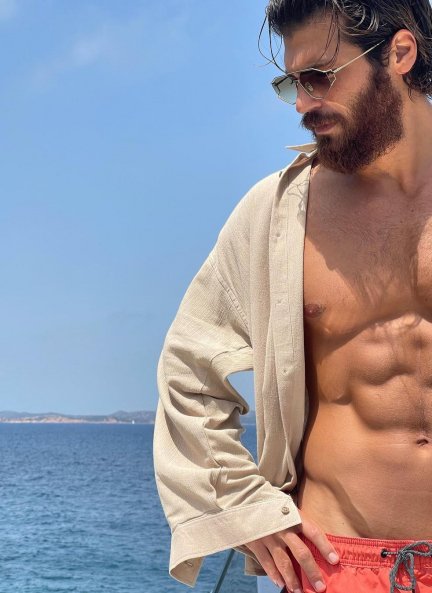 Las pasadas vacaciones, Can Yaman lució cuerpazo en Italia.