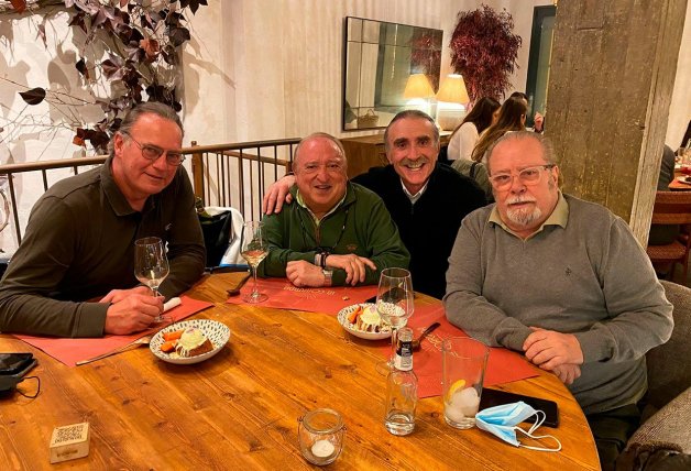 Fernando, en el restaurante de Bertín La Coartada, con éste último y con Juan y Medio y Arévalo. 