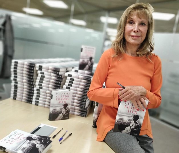 Firmando los primeros ejemplares de su nuevo libro.