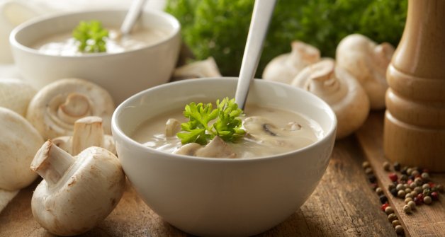 La crema de champiñones es una receta de cenas ligeras ideal para combatir el frío.