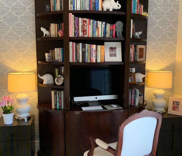 Una librería convertida en mini-despacho... ¡muy útil!
