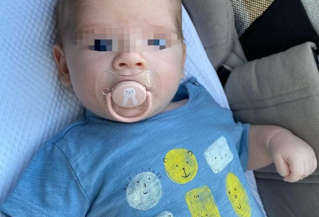 Claudio, el hijo de María Adánez, muy cómodo en su carrito