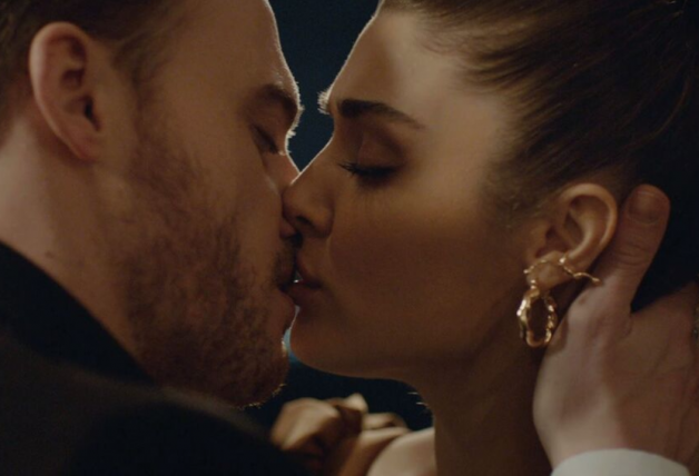 Serkan besó a Eda en el último episodio de 'Love is in the air'.