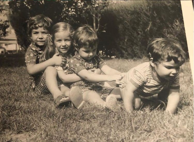 Belén Rodríguez junto a sus tres hermanos cuando eran pequeños.