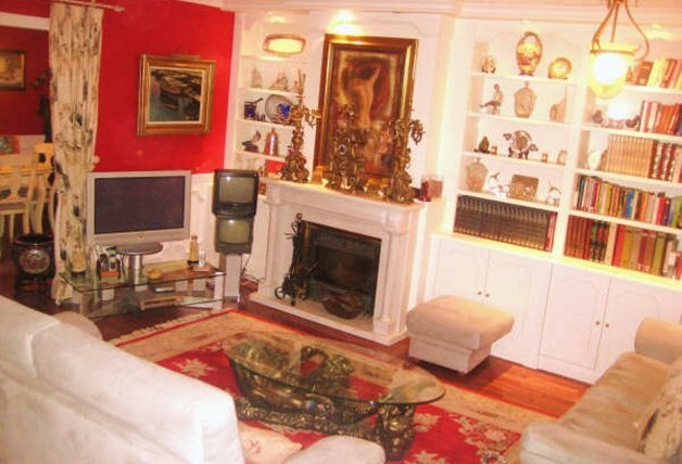 El salón de la gran casa que Raquel Mosquera tiene a la venta en la Sierra de Madrid.