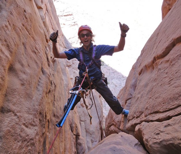 Al aventurero le encanta practicar escalada.