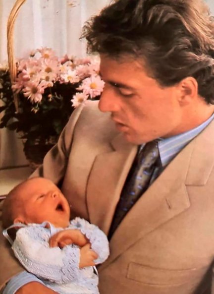 El italiano mirando tiernamente a su hijo Aless, recién nacido.
