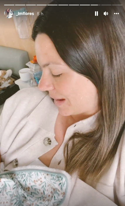 Laura mira embelesada a su bebé, Benjamín.