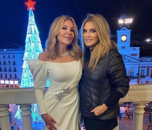 Ana Obregón y Susana Uribarri momentos antes de emitirse en TVE las Campanadas desde la Puerta del Sol.