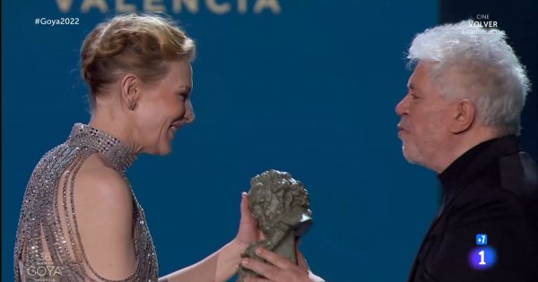 Cate Blanchett recibe el Goya Internacional de manos de Almodóvar.