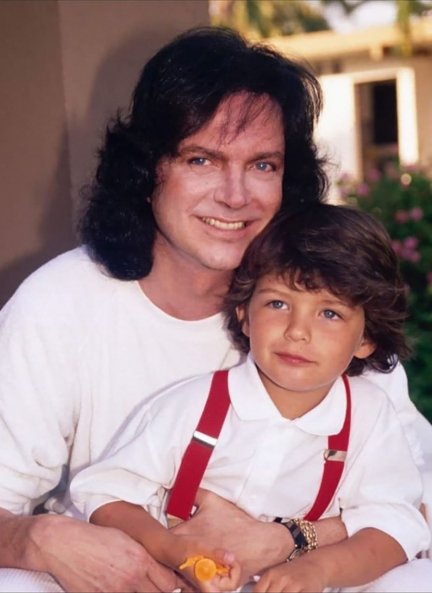  El cantante con su hijo, que es un año mayor que David. 