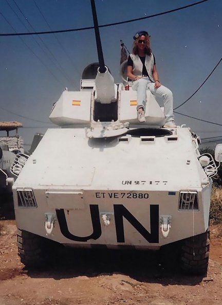 En un tanque de la ONU durante su estancia en Bosnia.