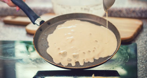 Ayúdate de una espátula para despegar los bordes del crepe.