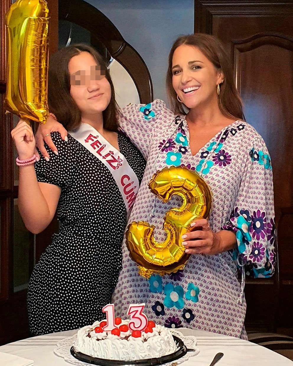 Madre e hija, de celebración.