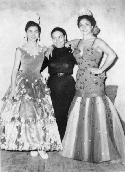 Carmen Flores y Lola, de jóvenes, con la 'Tata Dolores'.