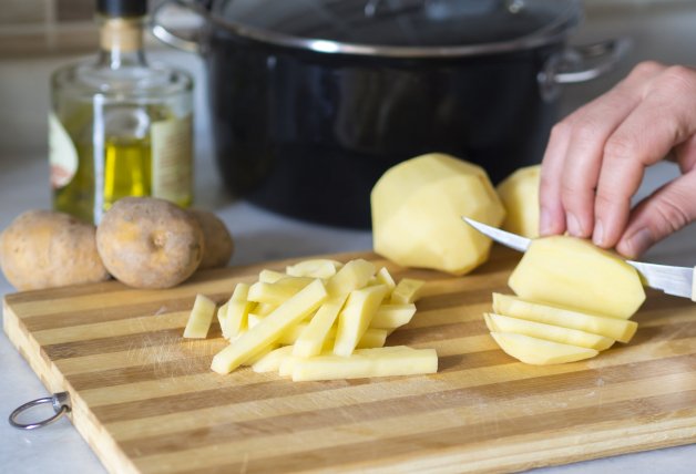 Es preferible que cortes las patatas para que queden finas, pero también puedes probar otras formas.