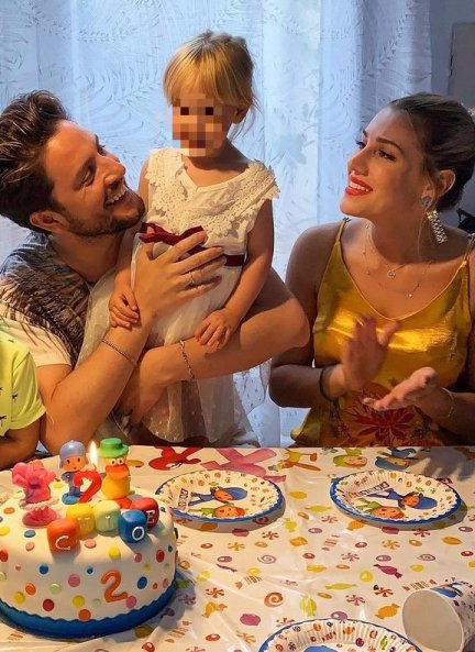 Manuel Carrasco y Almudena Navalón celebrando los dos añitos de Chloe.