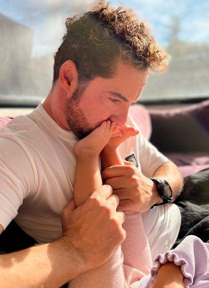 David Bisbal se come a besos a Ella, de 12 años, Matteo, de casi 3, y Bianca, de uno (en la foto).