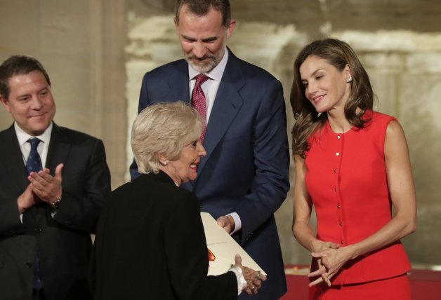 La actriz, tras recibir de manos del Rey Felipe, junto a la Reina Letizia, el Premio Nacional de Cultura.