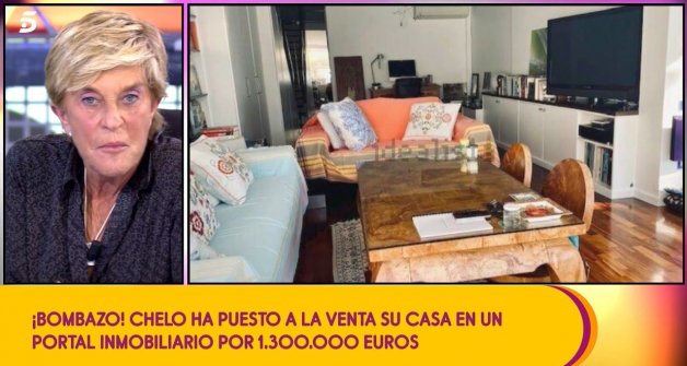 El salón cuenta con dos sofás y una original mesa baja.