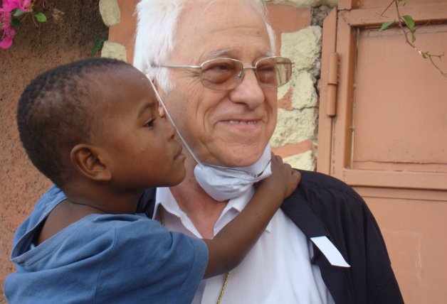 Con un niño en Haití.