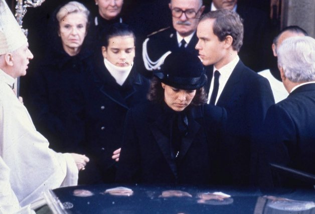 En el funeral por su madre, Grace Kelly, quien falleció en septiembre de 1982.