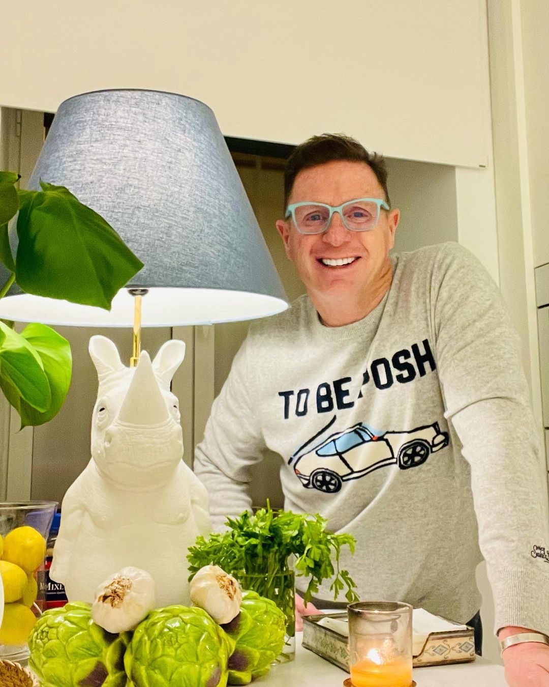 Jorge, sonriente muestra algunos detalles de su cocina.