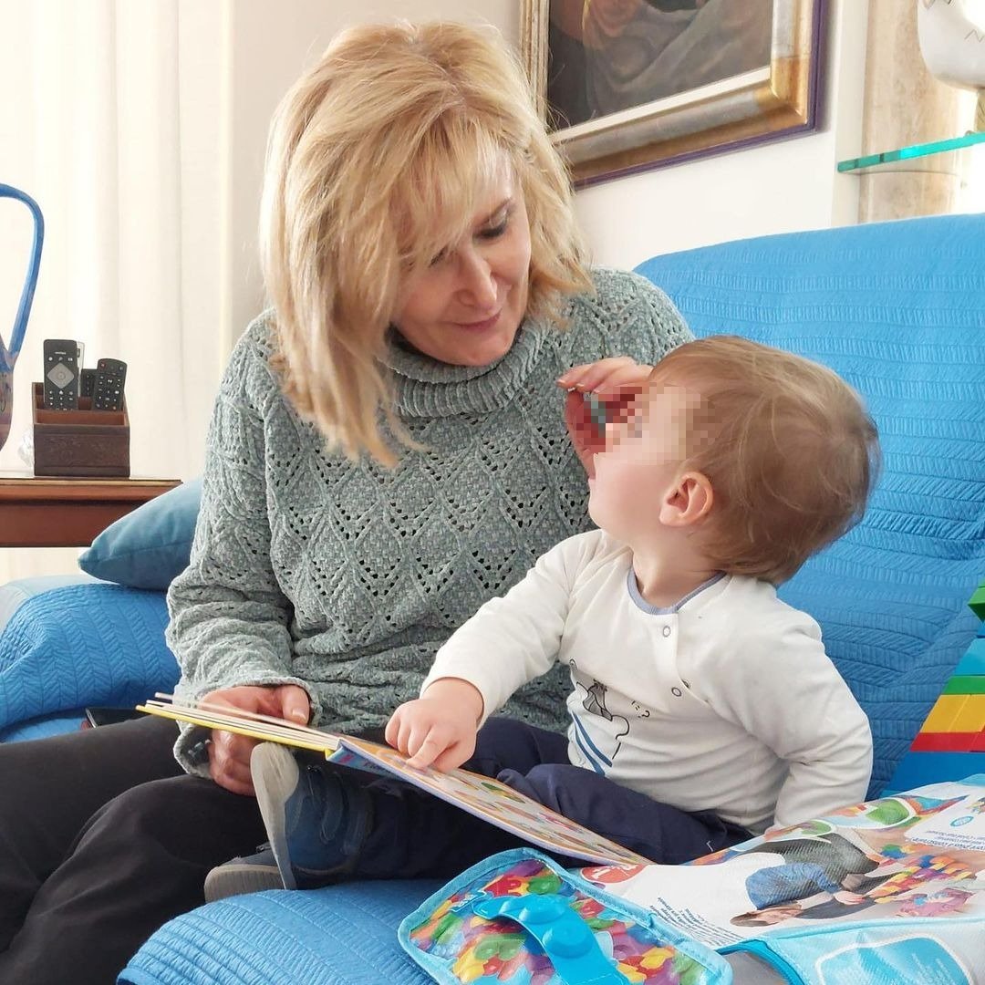 "No se quién enseña a quién porque ese entusiasmo por aprender es precioso redescubrirlo de nuevo", ha escrito Nieves junto a esta preciosa imagen con su nieto.