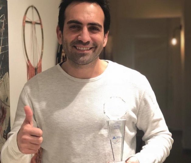 Bugra, feliz, con su premio a "Mejor Actor".