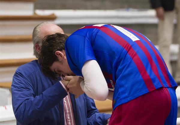 Pablo Urdangarin besa cariñosamente al su abuelo.