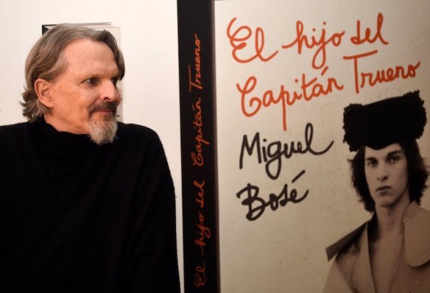 Miguel Bosé posa con la portada de su libro, "El hijo del Capitán Trueno".