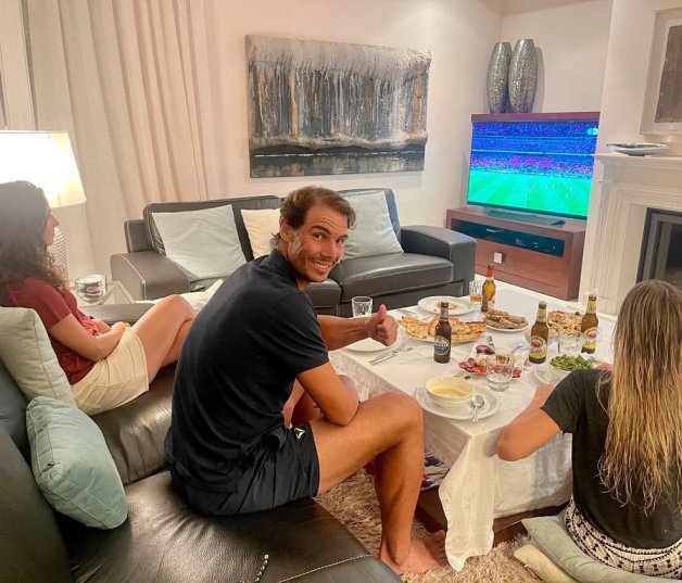 Rafa Nadal en casa de sus padres, junto a su mujer y su hermana.